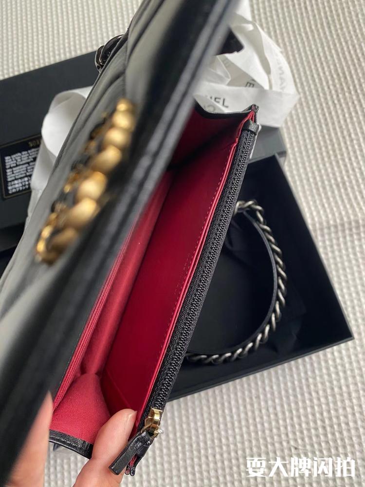 Chanel香奈儿 黑金19bag woc链条包 Chanel香奈儿黑金19bag woc链条包，极具精致的设计传承了标志性的经典，复古与时尚结合的设计，手提都很显优雅~好价带走啦 
